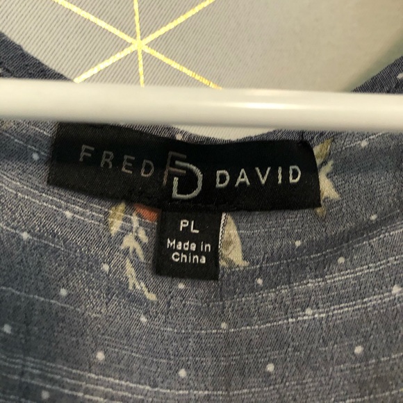 Flower blouse with arm cutout details. - Picture 4 of 4